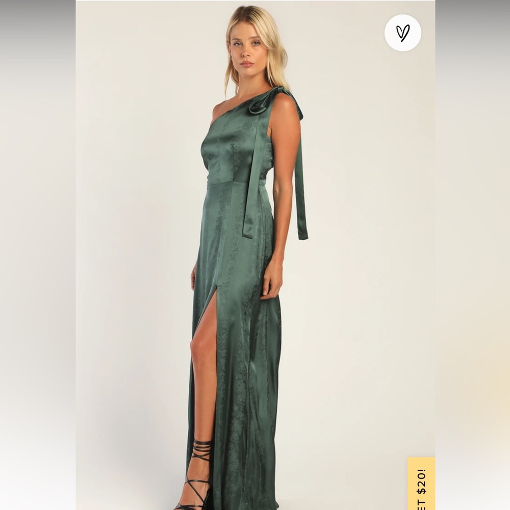 Lulu’s Emerald Green One Shoulder Gown (L)